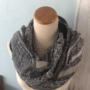 🌸Collection Eighteen fringed scarf